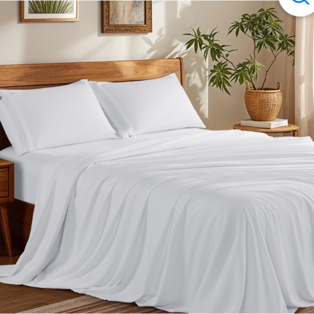 New Sonoro Kate White 4 Piece King Sheet Set / Sateen / 1800 Luxury